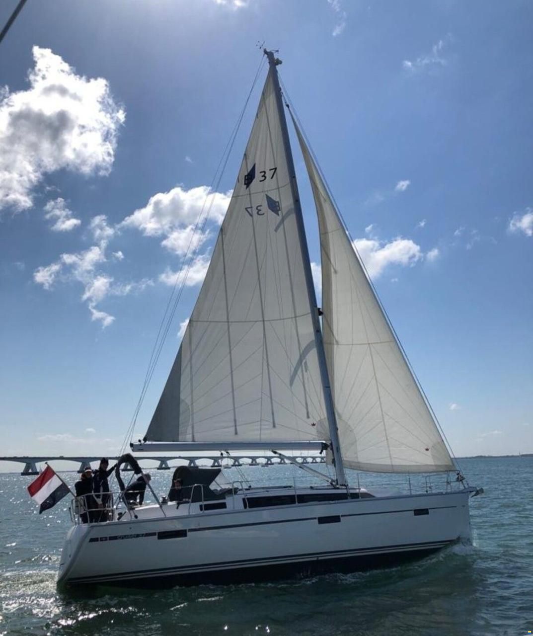 Bavaria 37