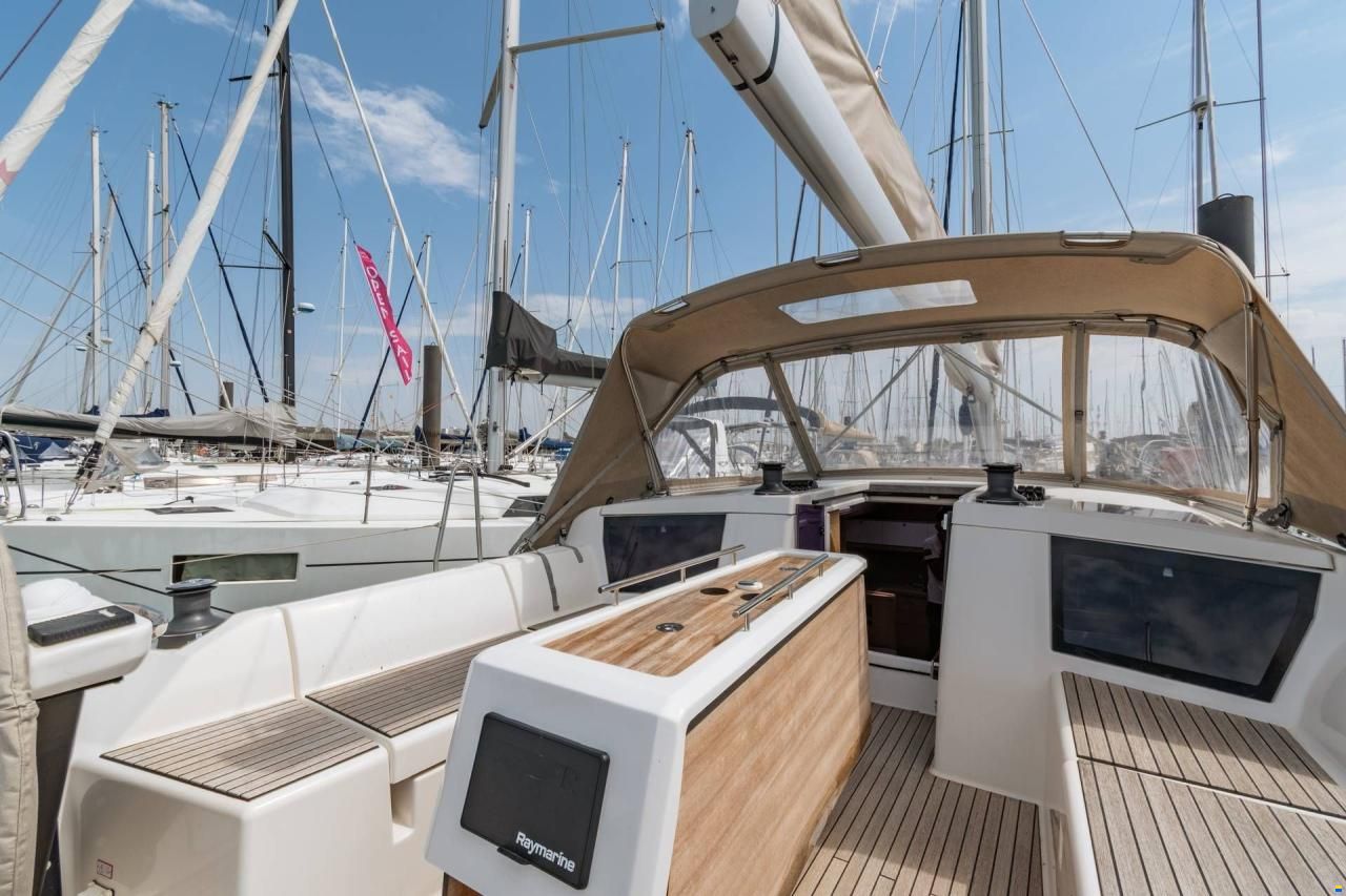 Dufour D390 Grand Large