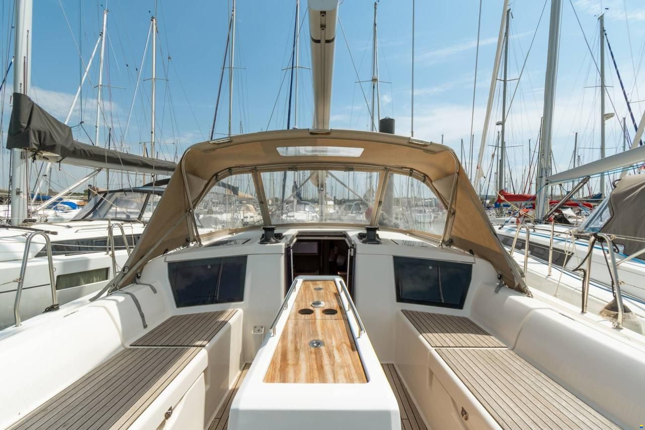 Dufour D390 Grand Large