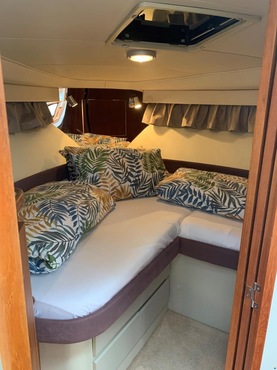 Carver 33 Aft Cabin