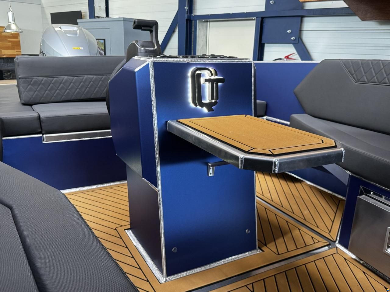 Qualia QT 22 Outboard