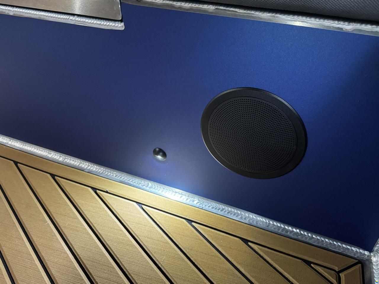 Qualia QT 22 Outboard