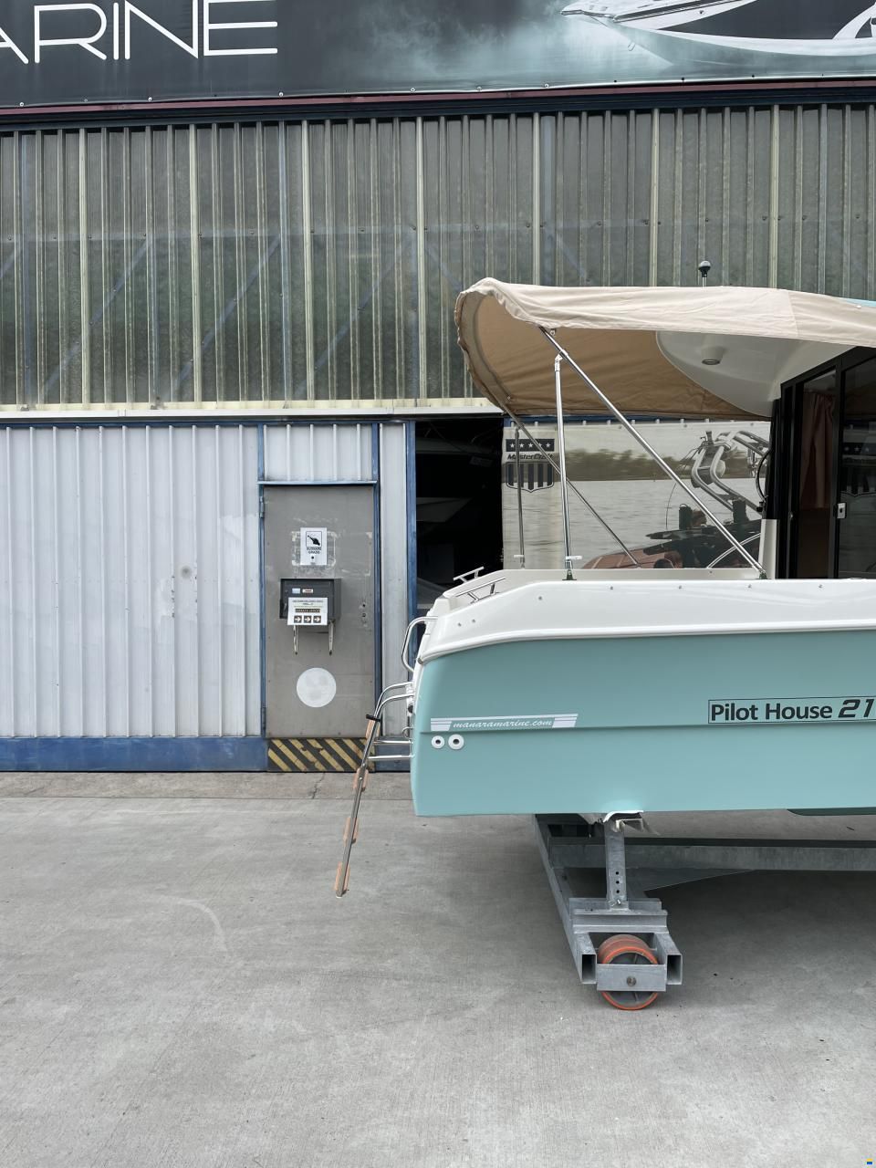 Manara Pilothouse 21'