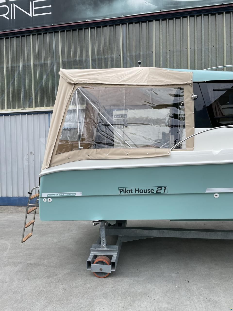 Manara Pilothouse 21'