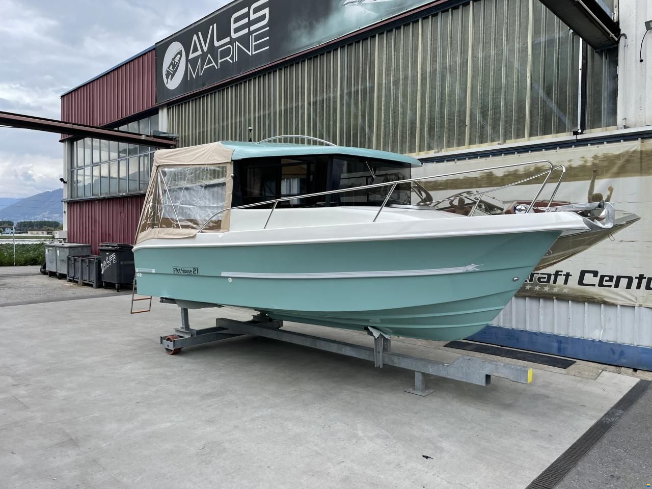 Manara Pilothouse 21'