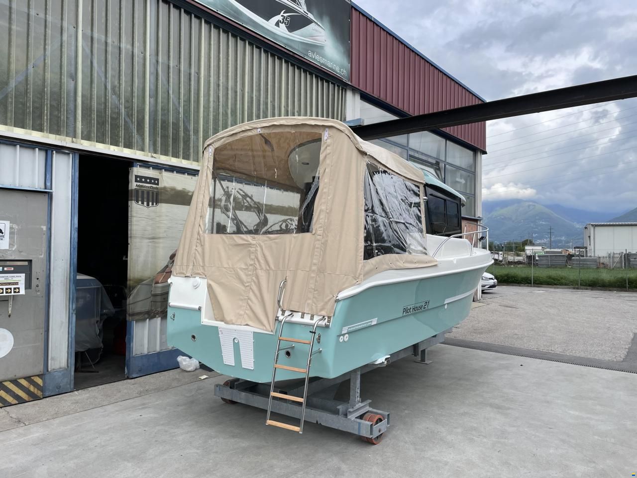 Manara Pilothouse 21'