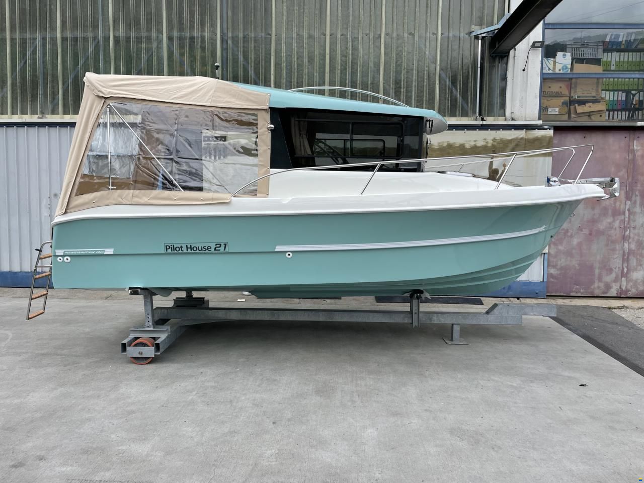 Manara Pilothouse 21'