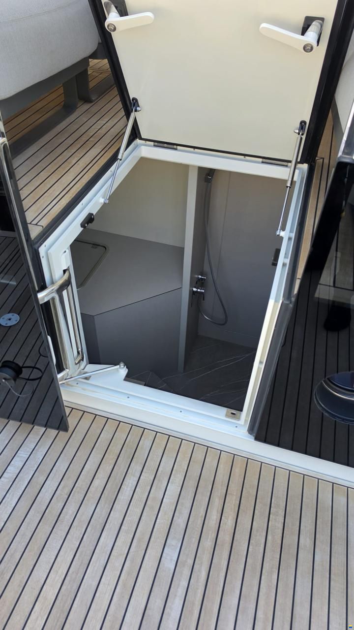 Absolute Navetta 53