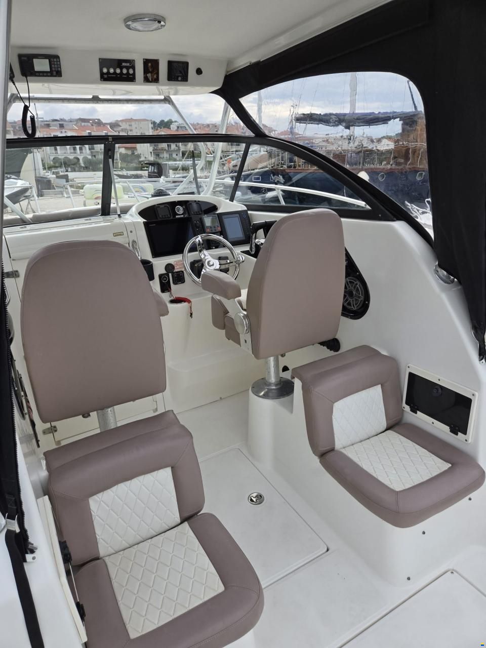 Boston Whaler Conquest 255