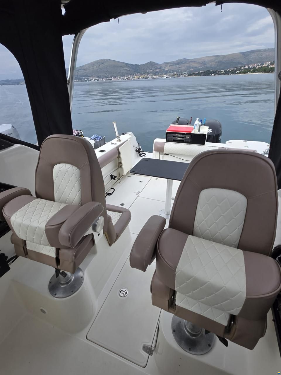 Boston Whaler Conquest 255