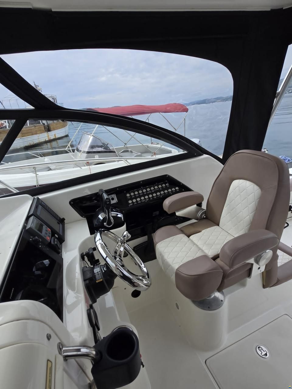 Boston Whaler Conquest 255