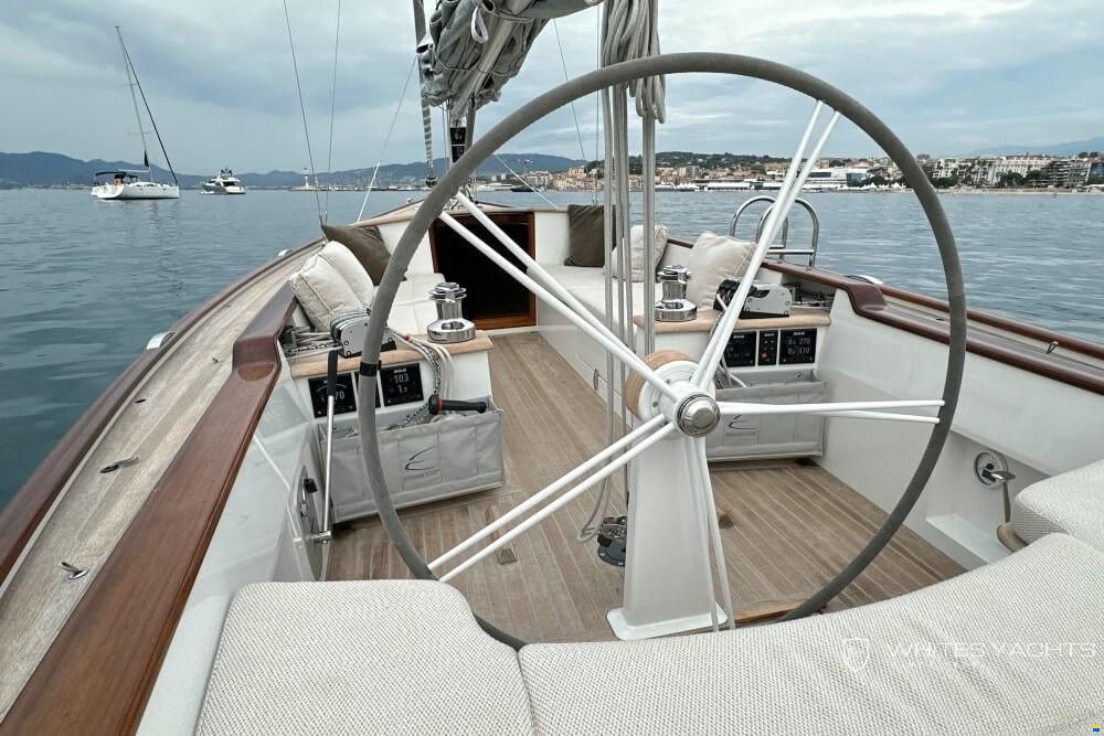 Essence Yachts 33
