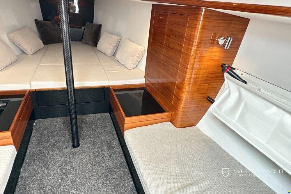 Essence Yachts 33