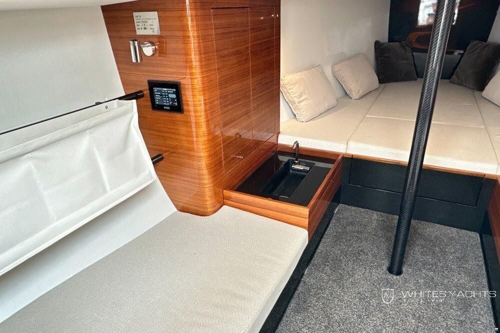 Essence Yachts 33