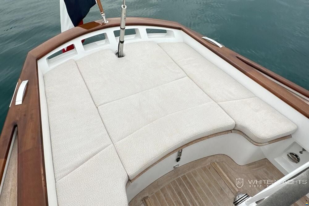 Essence Yachts 33