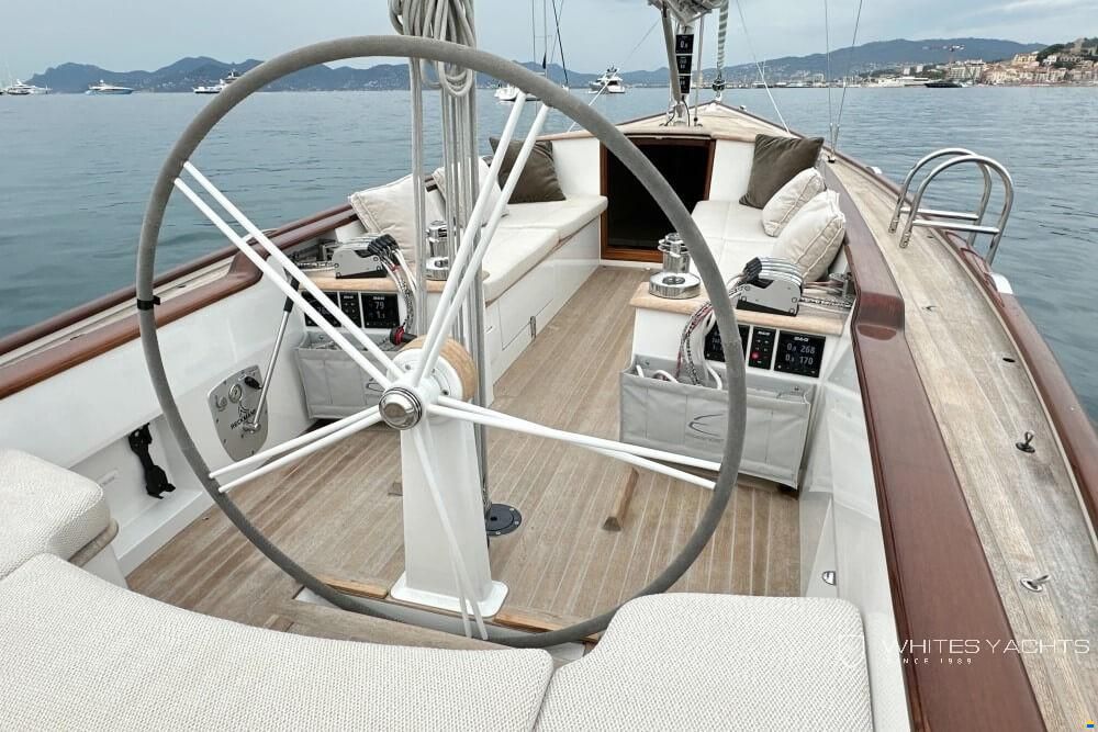 Essence Yachts 33