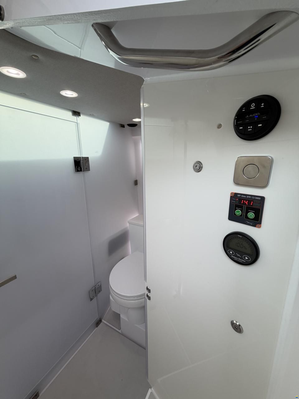 Axopar 37 XC Cross Cabin