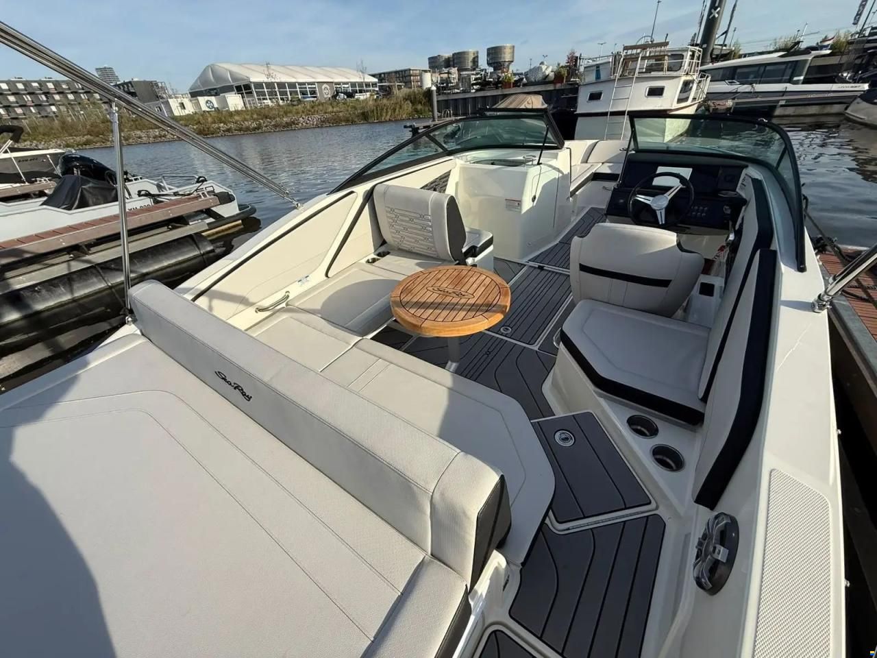 Sea Ray SPX 210