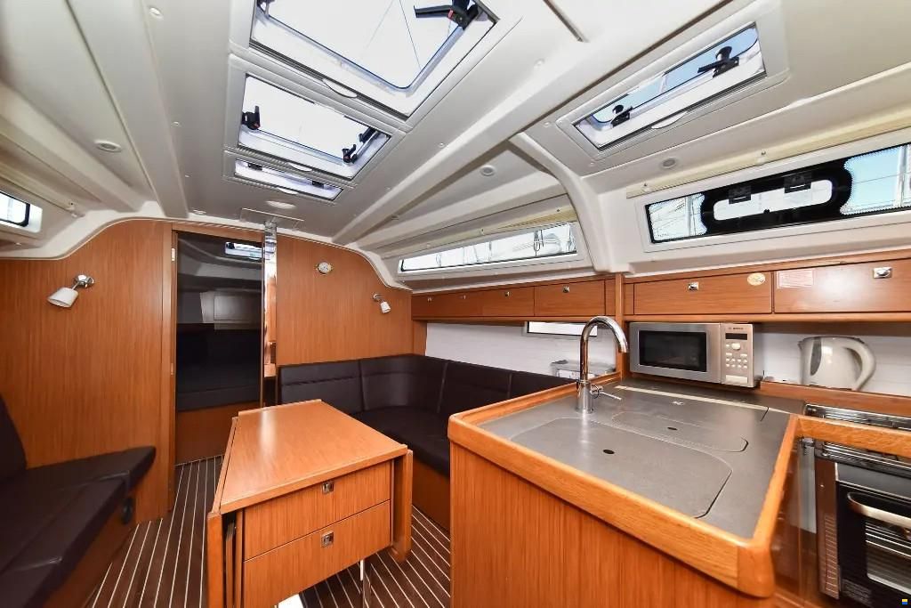 Bavaria Cruiser 37