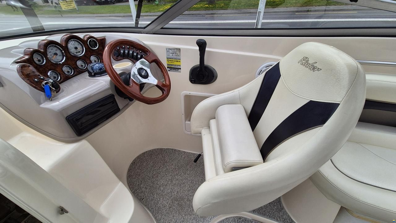 Rinker 232 Captiva Cuddy