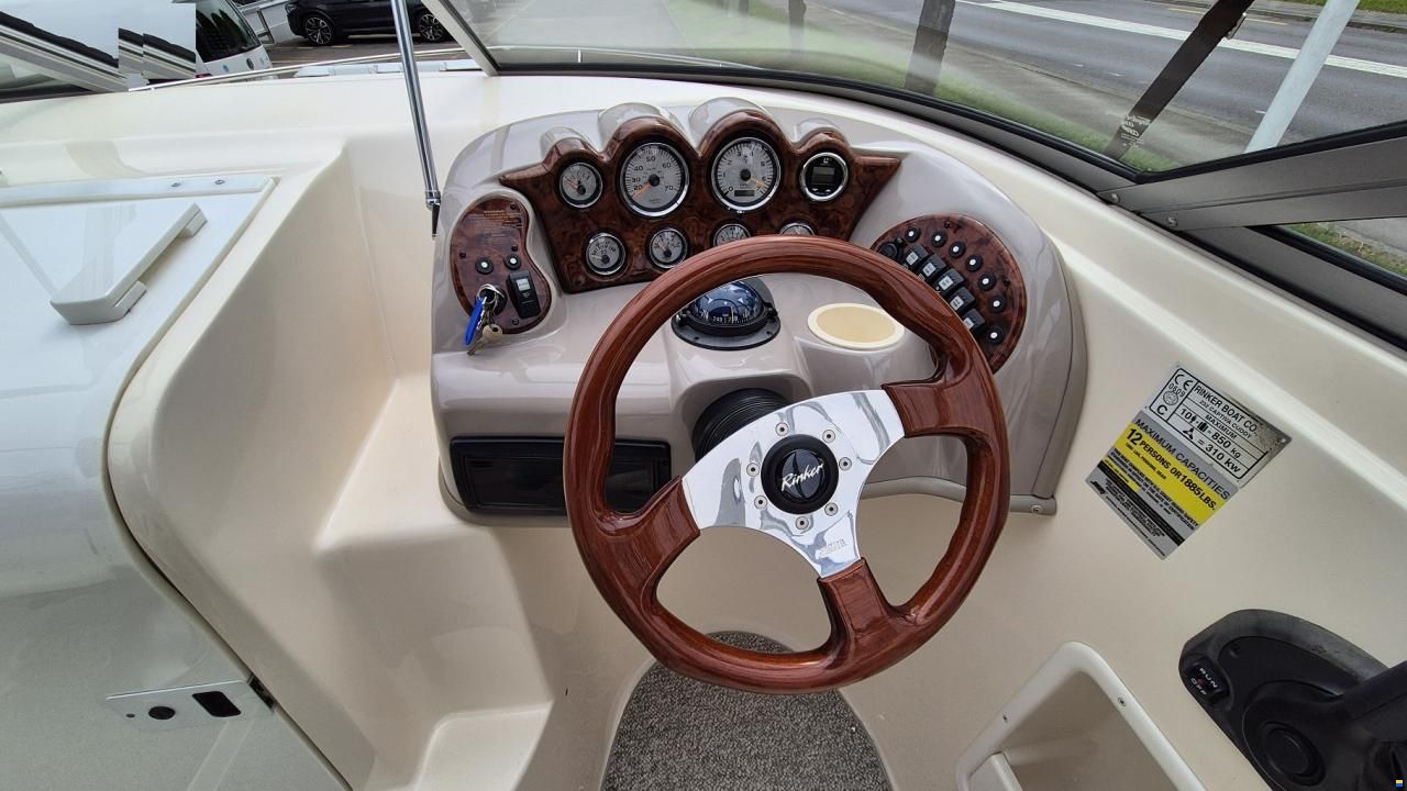 Rinker 232 Captiva Cuddy