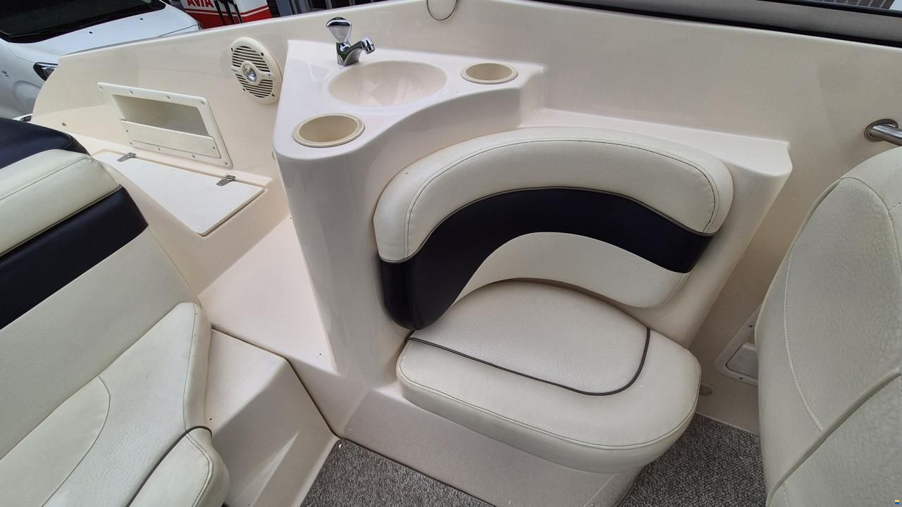 Rinker 232 Captiva Cuddy