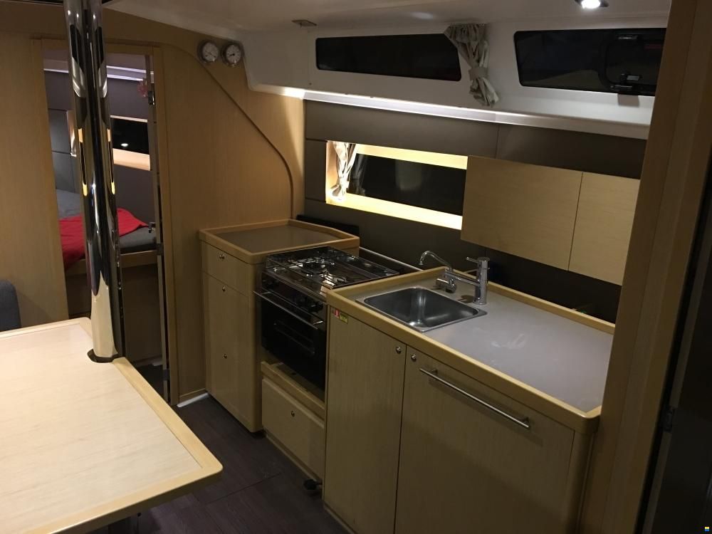 Beneteau Oceanis 38