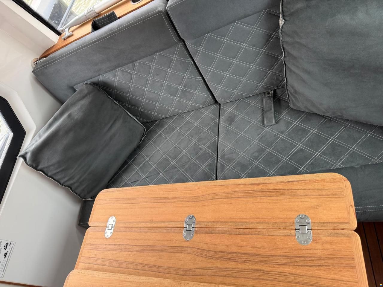 Axopar 28 AFT Cabin