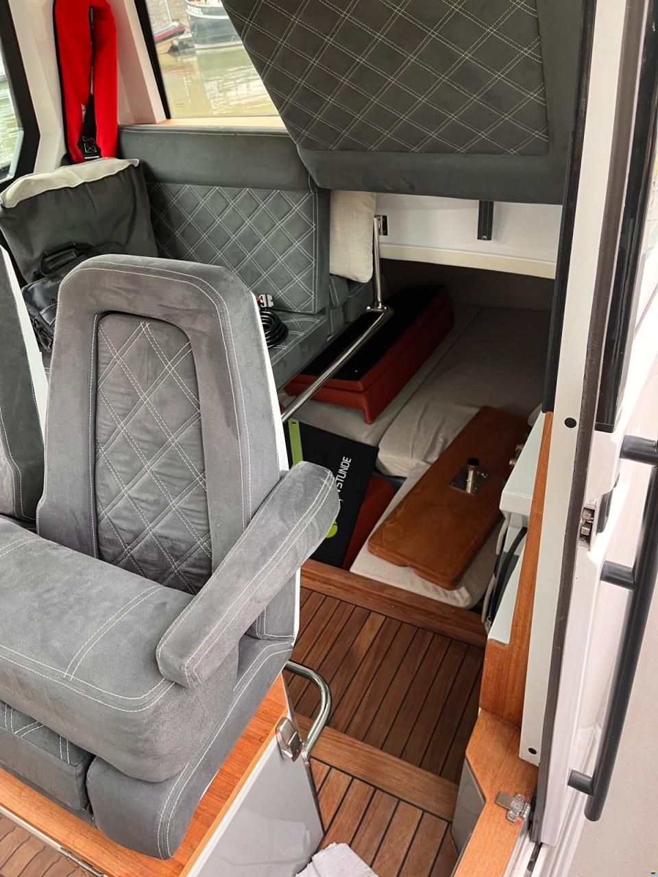 Axopar 28 AFT Cabin