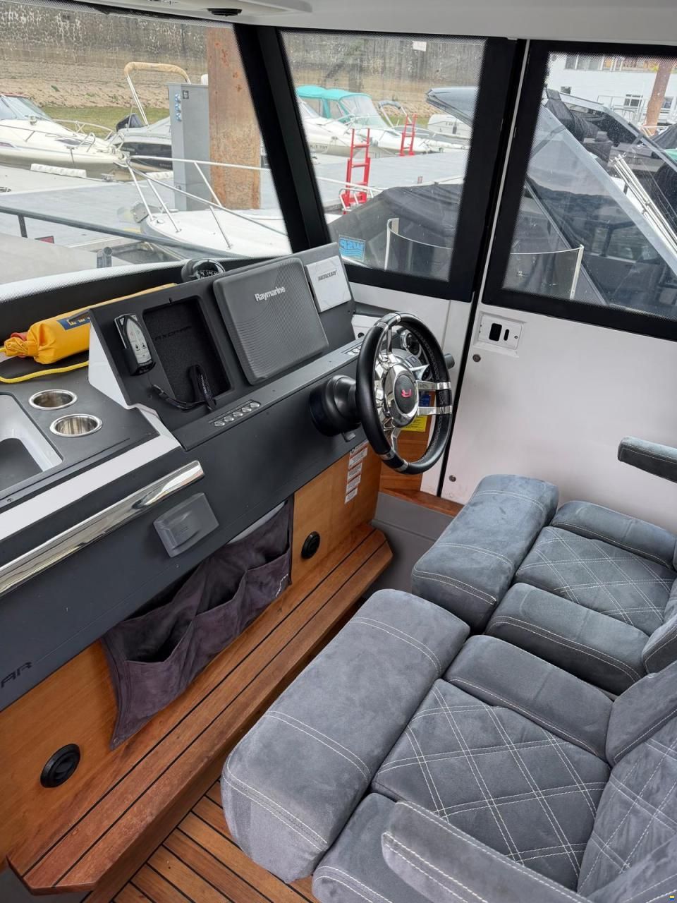 Axopar 28 AFT Cabin