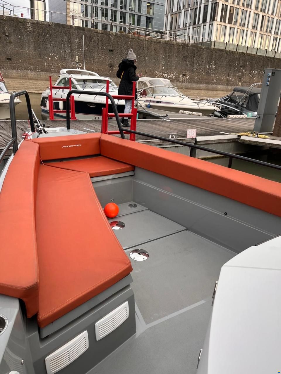 Axopar 28 AFT Cabin