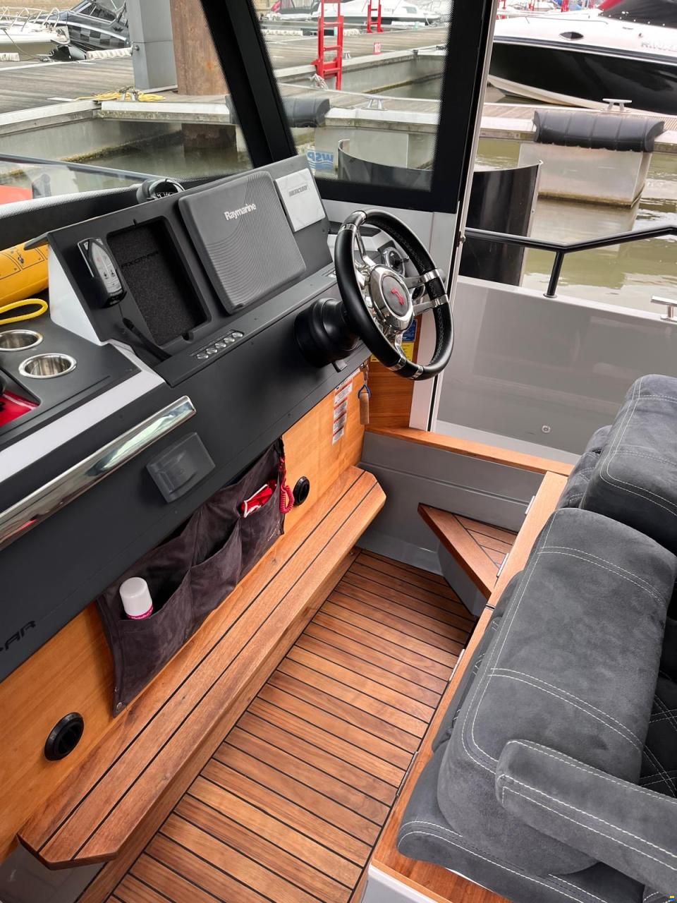 Axopar 28 AFT Cabin