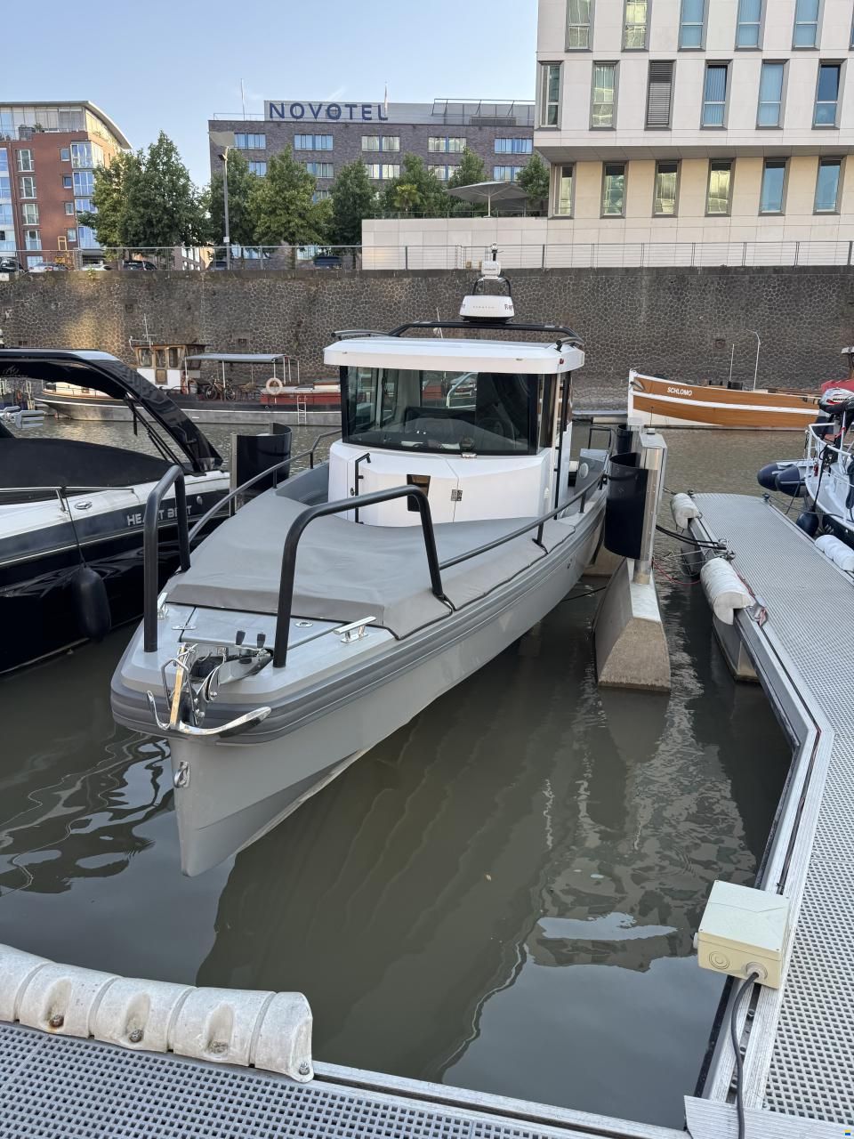 Axopar 28 AFT Cabin