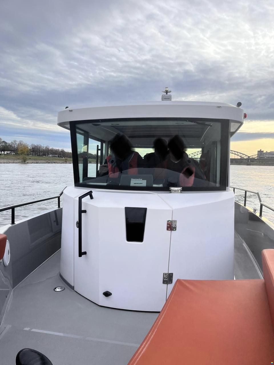 Axopar 28 AFT Cabin