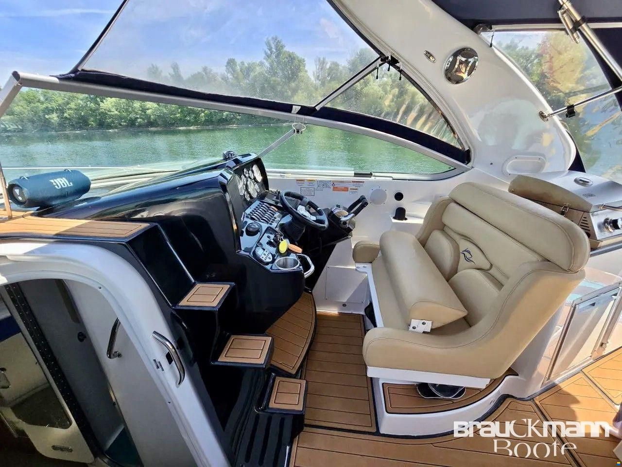 Rinker 310 Express Cruiser