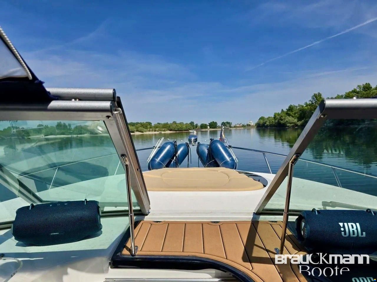 Rinker 310 Express Cruiser