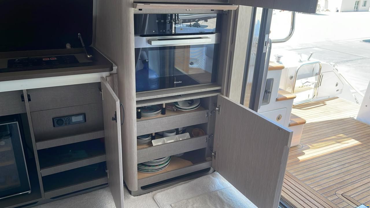 Azimut Flybridge 53