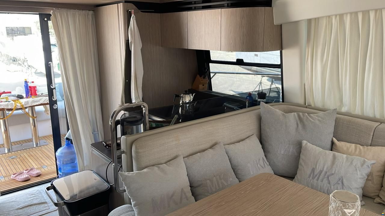 Azimut Flybridge 53