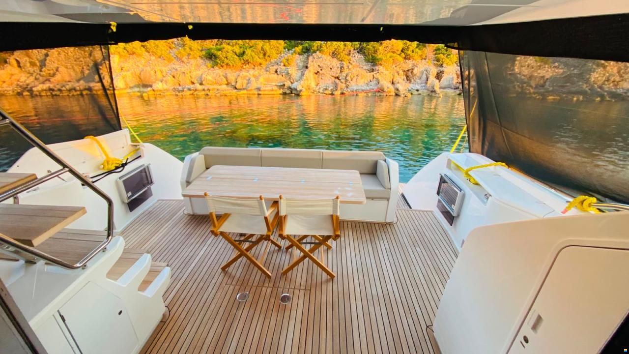 Ferretti 670