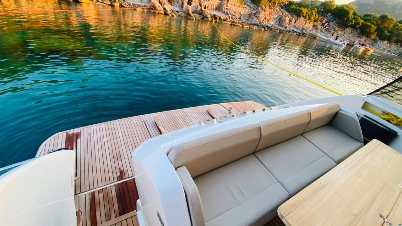 Ferretti 670