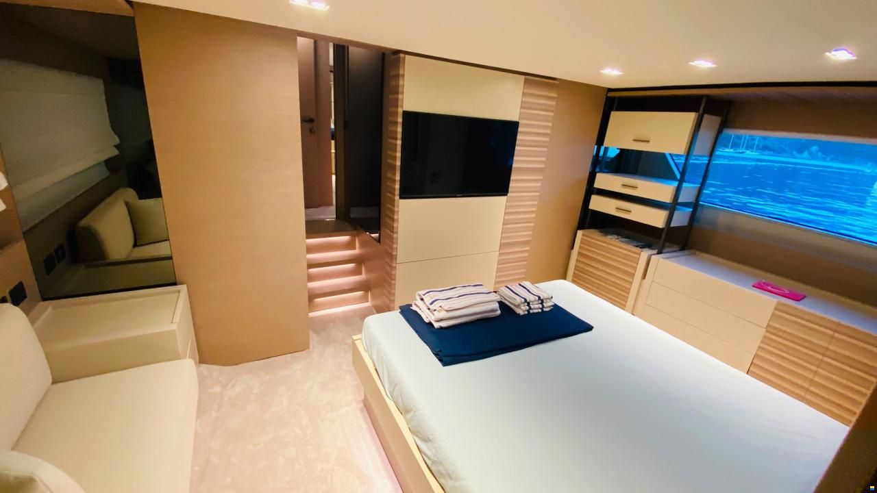 Ferretti 670