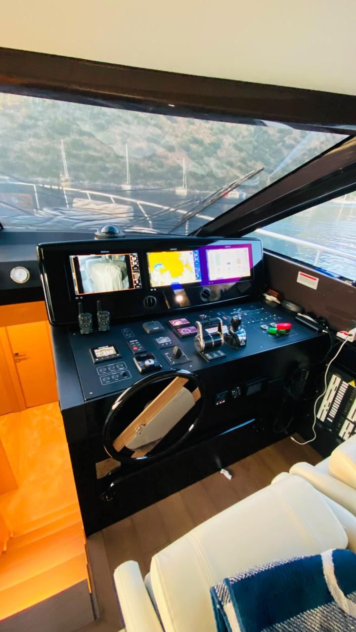 Ferretti 670