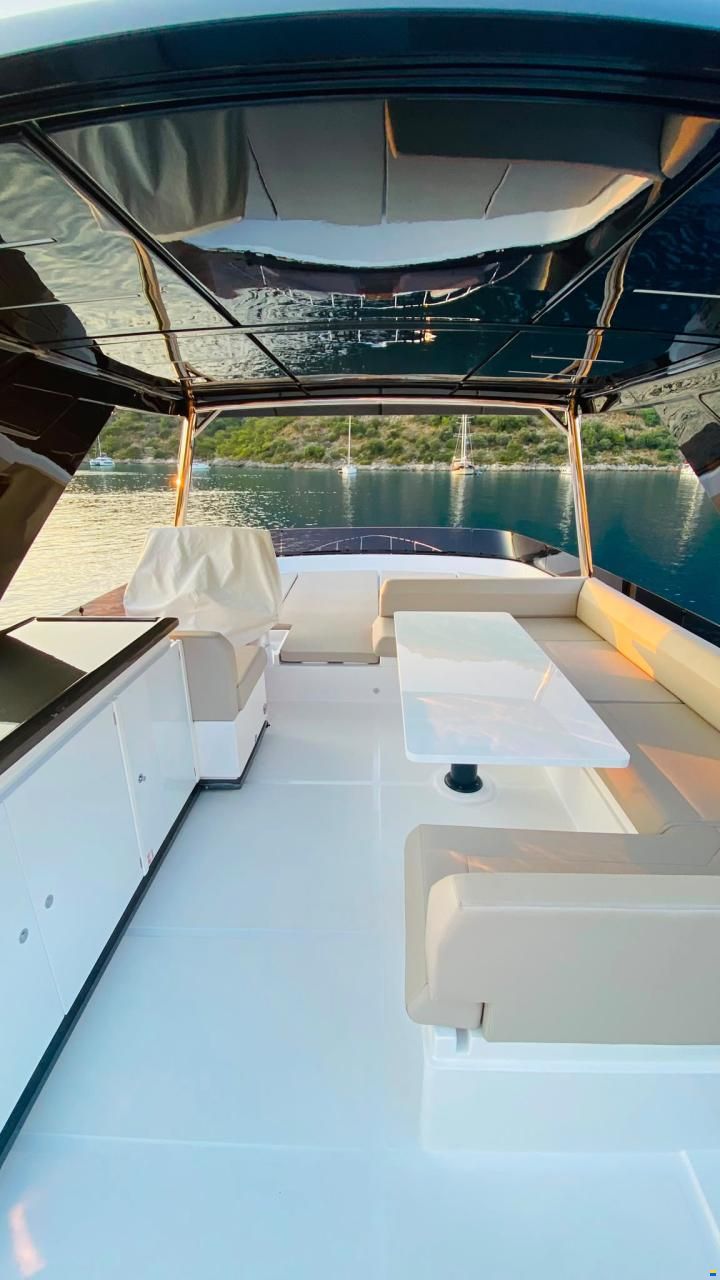 Ferretti 670
