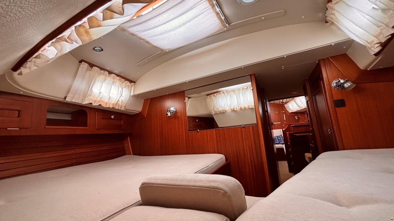 Hallberg-Rassy 37
