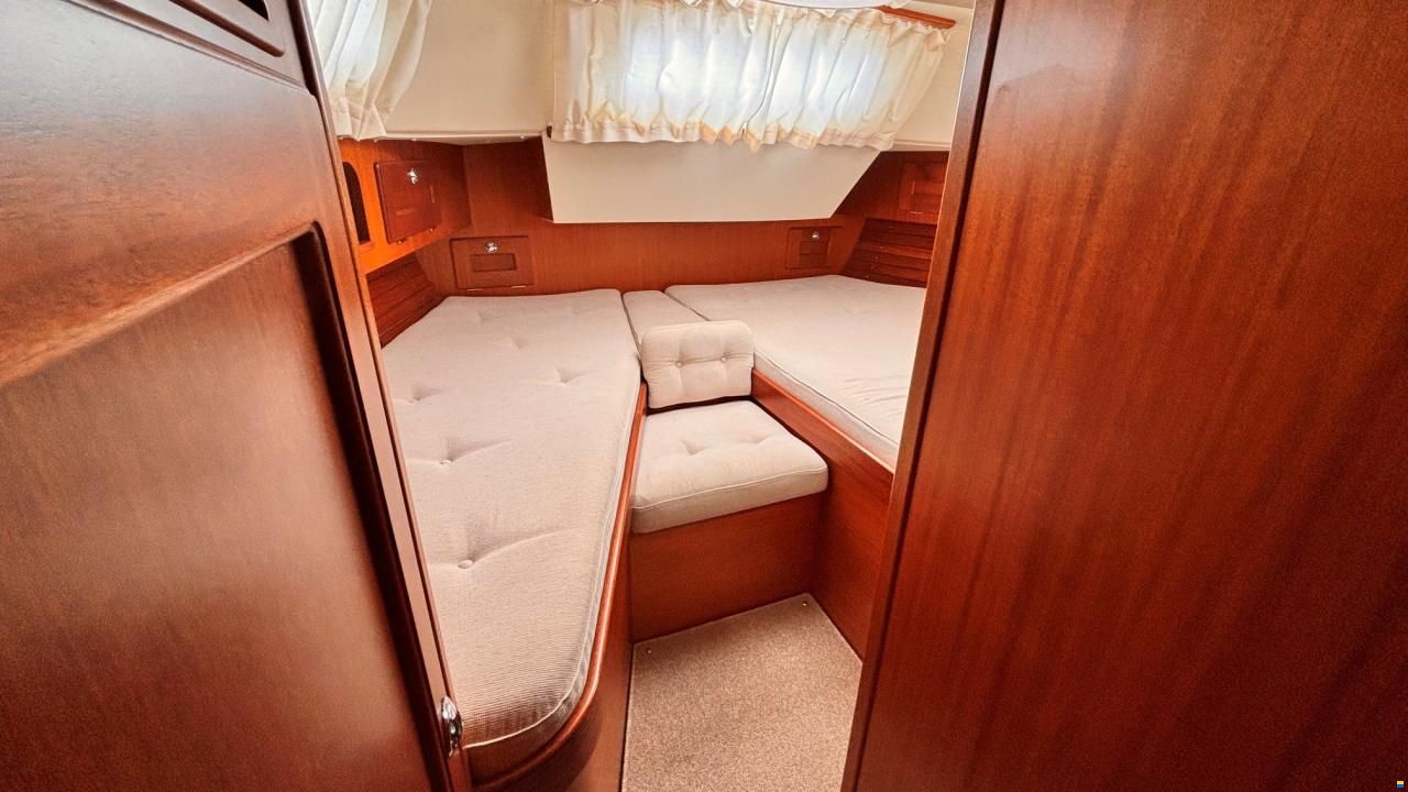 Hallberg-Rassy 37