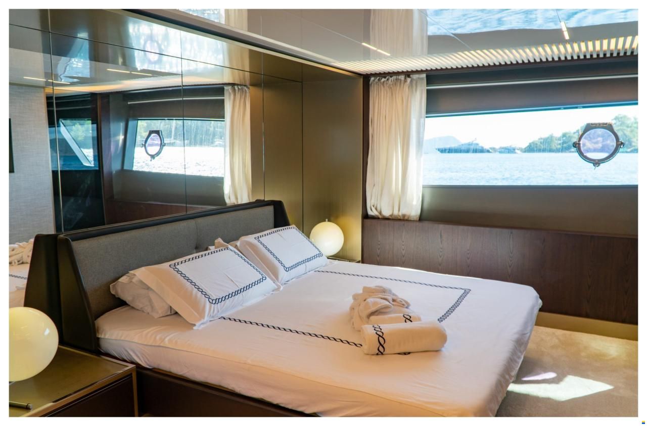 Ferretti 850