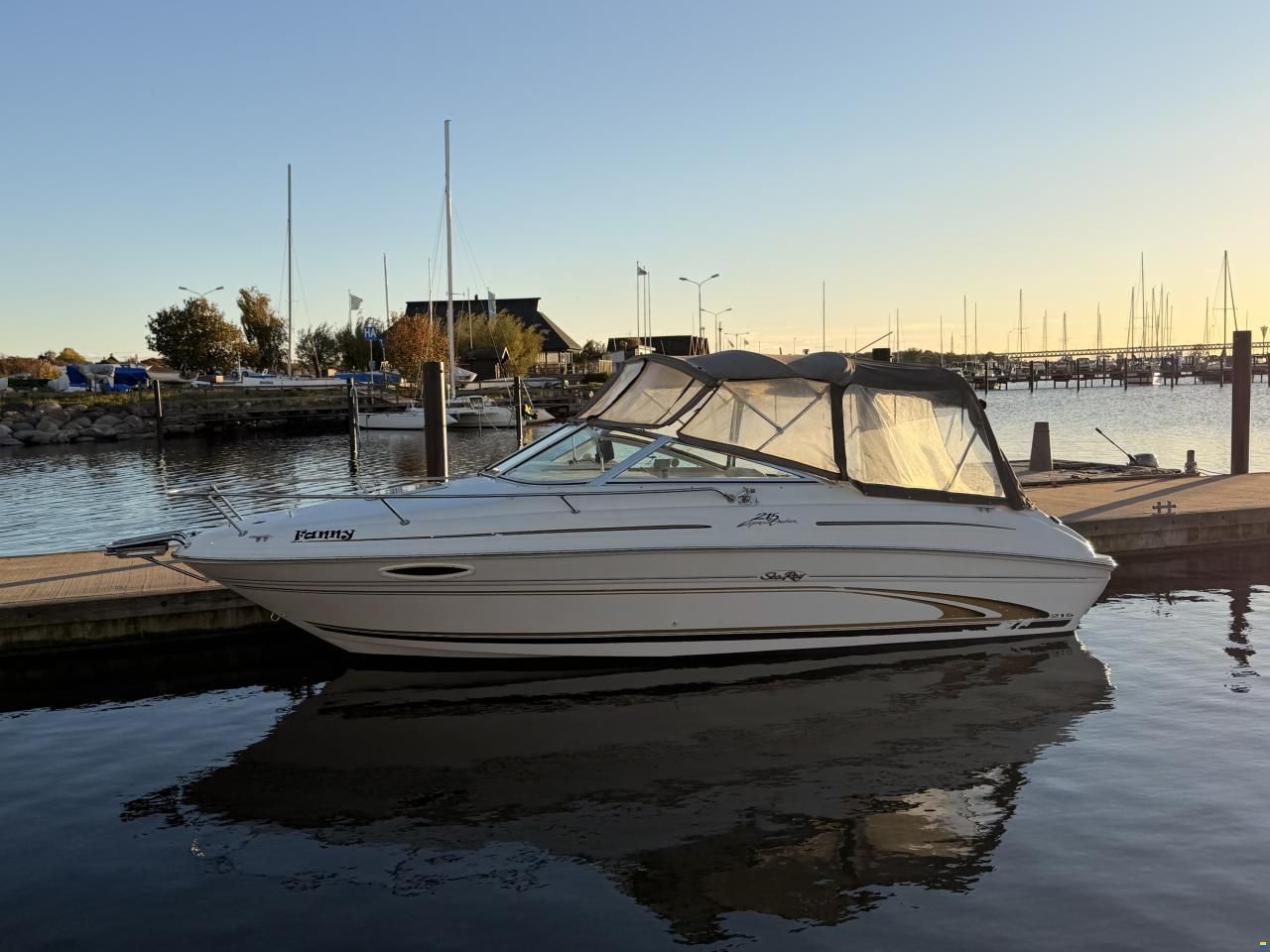 Sea Ray 215 Express Cruiser