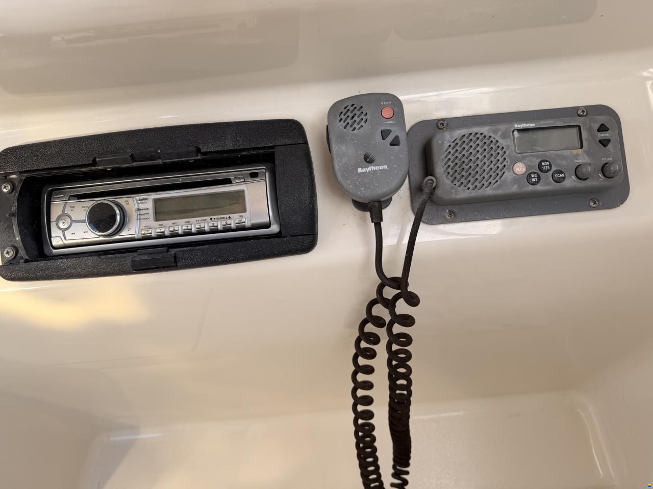 Sea Ray 215 Express Cruiser