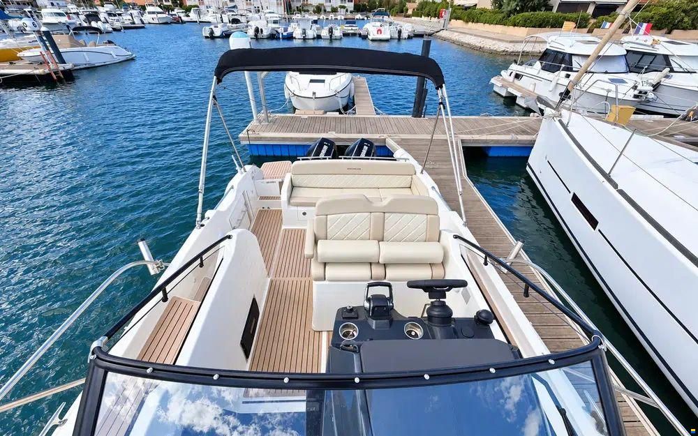 Quicksilver Activ 875 Sundeck