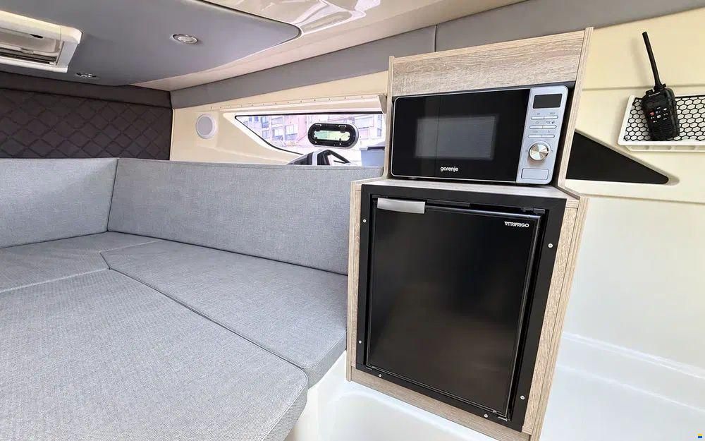 Quicksilver Activ 875 Sundeck